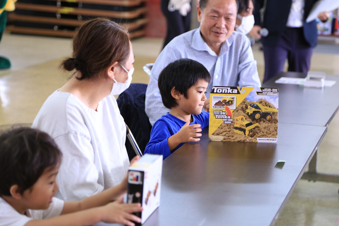 １２月１４日、米国防省教育部（DoDEA）クバサキ高校のJROTC（高校生に向けた予備役将校訓練課程）に所属するカデッツと呼ばれる士官の候補生たちが宜野湾市社会福祉センターにおもちゃを５００個寄贈しました。