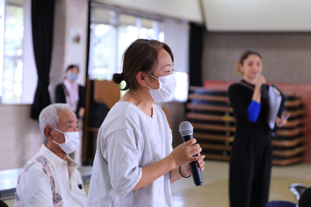 １２月１４日、米国防省教育部（DoDEA）クバサキ高校のJROTC（高校生に向けた予備役将校訓練課程）に所属するカデッツと呼ばれる士官の候補生たちが宜野湾市社会福祉センターにおもちゃを５００個寄贈しました。