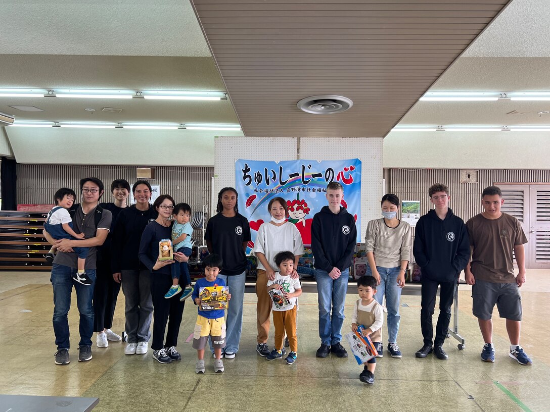 １２月１４日、米国防省教育部（DoDEA）クバサキ高校のJROTC（高校生に向けた予備役将校訓練課程）に所属するカデッツと呼ばれる士官の候補生たちが宜野湾市社会福祉センターにおもちゃを５００個寄贈しました。