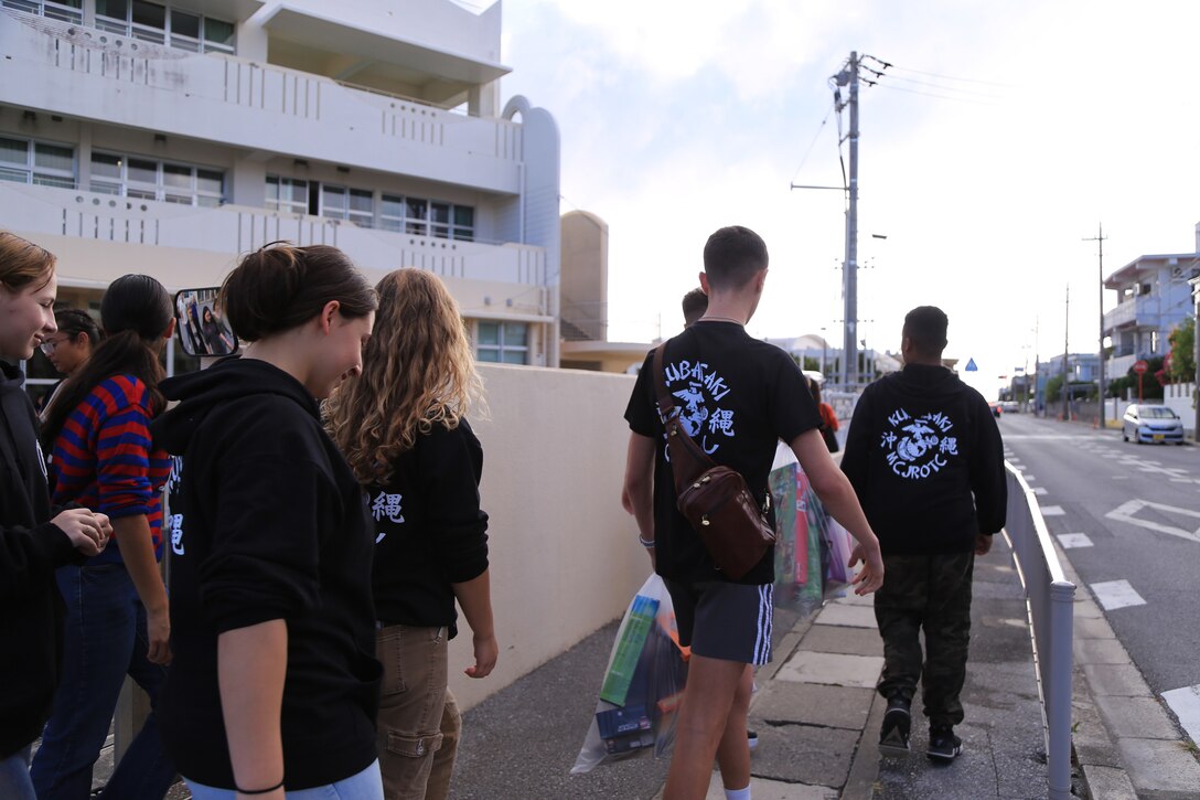 北谷町つぼみ学童の子供たちにクバサキ高校のカデッツたちが「トイズ・フロム・カデッツ」で集めたおもちゃを１２月１４日プレゼントしました。