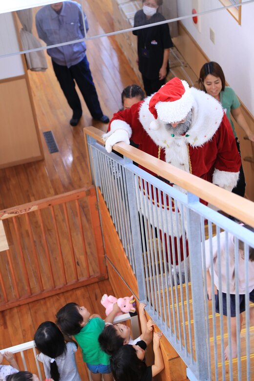 北谷町つぼみ学童の子供たちにクバサキ高校のカデッツたちが「トイズ・フロム・カデッツ」で集めたおもちゃを１２月１４日プレゼントしました。
