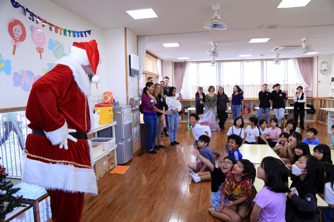 北谷町つぼみ学童の子供たちにクバサキ高校のカデッツたちが「トイズ・フロム・カデッツ」で集めたおもちゃを１２月１４日プレゼントしました。