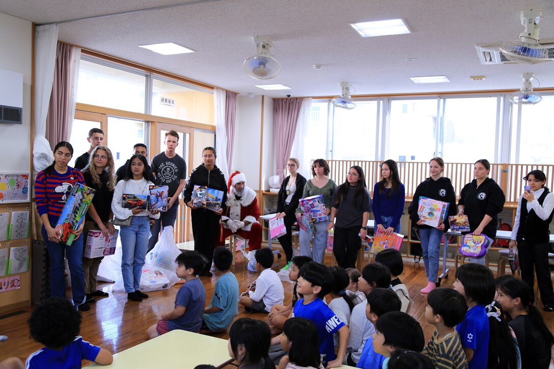 北谷町つぼみ学童の子供たちにクバサキ高校のカデッツたちが「トイズ・フロム・カデッツ」で集めたおもちゃを１２月１４日プレゼントしました。