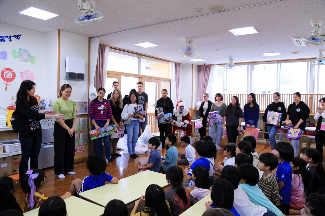 北谷町つぼみ学童の子供たちにクバサキ高校のカデッツたちが「トイズ・フロム・カデッツ」で集めたおもちゃを１２月１４日プレゼントしました。