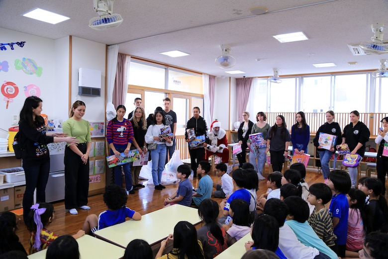 北谷町つぼみ学童の子供たちにクバサキ高校のカデッツたちが「トイズ・フロム・カデッツ」で集めたおもちゃを１２月１４日プレゼントしました。