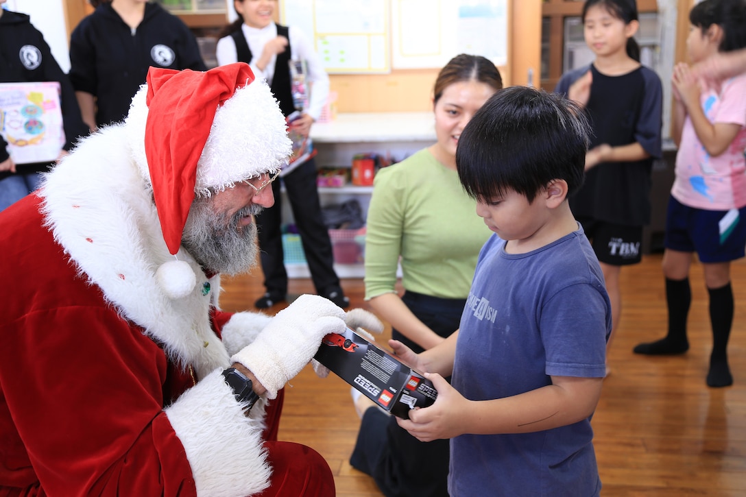 北谷町つぼみ学童の子供たちにクバサキ高校のカデッツたちが「トイズ・フロム・カデッツ」で集めたおもちゃを１２月１４日プレゼントしました。