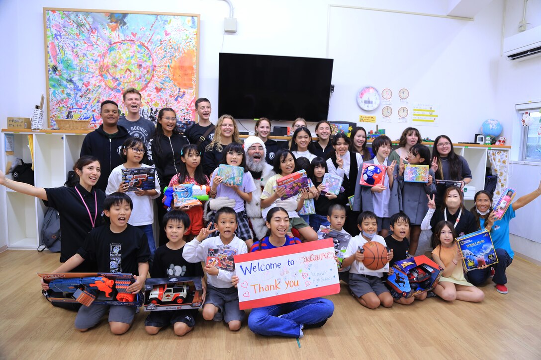 北谷町つぼみ学童の子供たちにクバサキ高校のカデッツたちが「トイズ・フロム・カデッツ」で集めたおもちゃを１２月１４日プレゼントしました。
