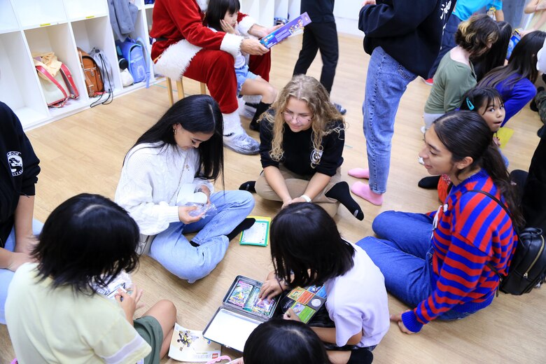 北谷町つぼみ学童の子供たちにクバサキ高校のカデッツたちが「トイズ・フロム・カデッツ」で集めたおもちゃを１２月１４日プレゼントしました。