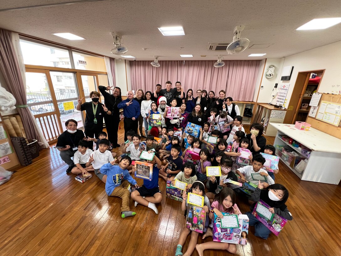 北谷町つぼみ学童の子供たちにクバサキ高校のカデッツたちが「トイズ・フロム・カデッツ」で集めたおもちゃを１２月１４日プレゼントしました。