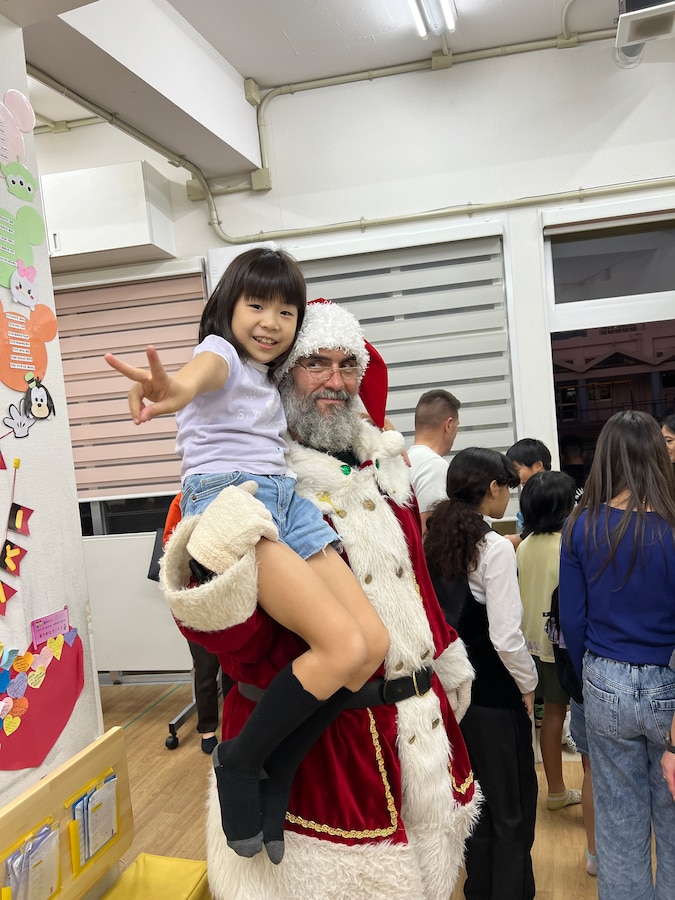 北谷町つぼみ学童の子供たちにクバサキ高校のカデッツたちが「トイズ・フロム・カデッツ」で集めたおもちゃを１２月１４日プレゼントしました。