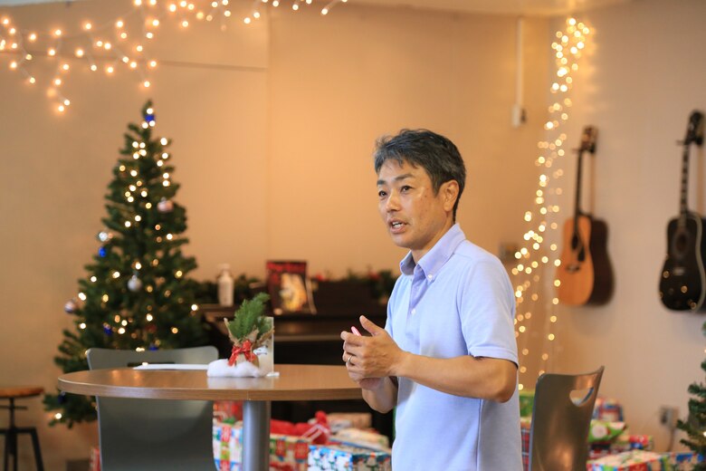 １２月１６日金武町の子供たちを海兵隊キャンプ・ハンセンUSO（米国慰問協会）に招待し、クリスマス会を行いました。