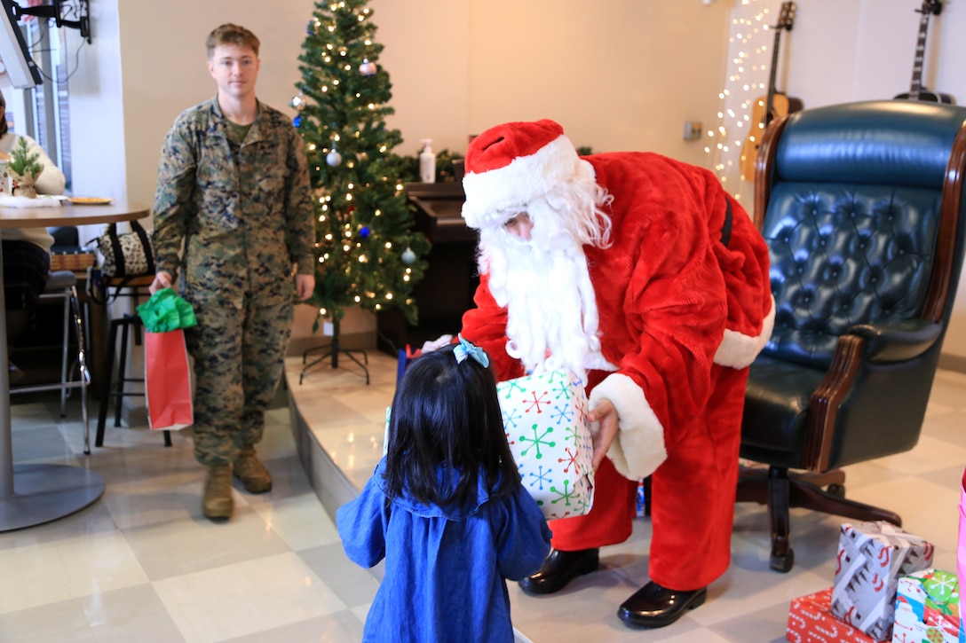 １２月１６日金武町の子供たちを海兵隊キャンプ・ハンセンUSO（米国慰問協会）に招待し、クリスマス会を行いました。
