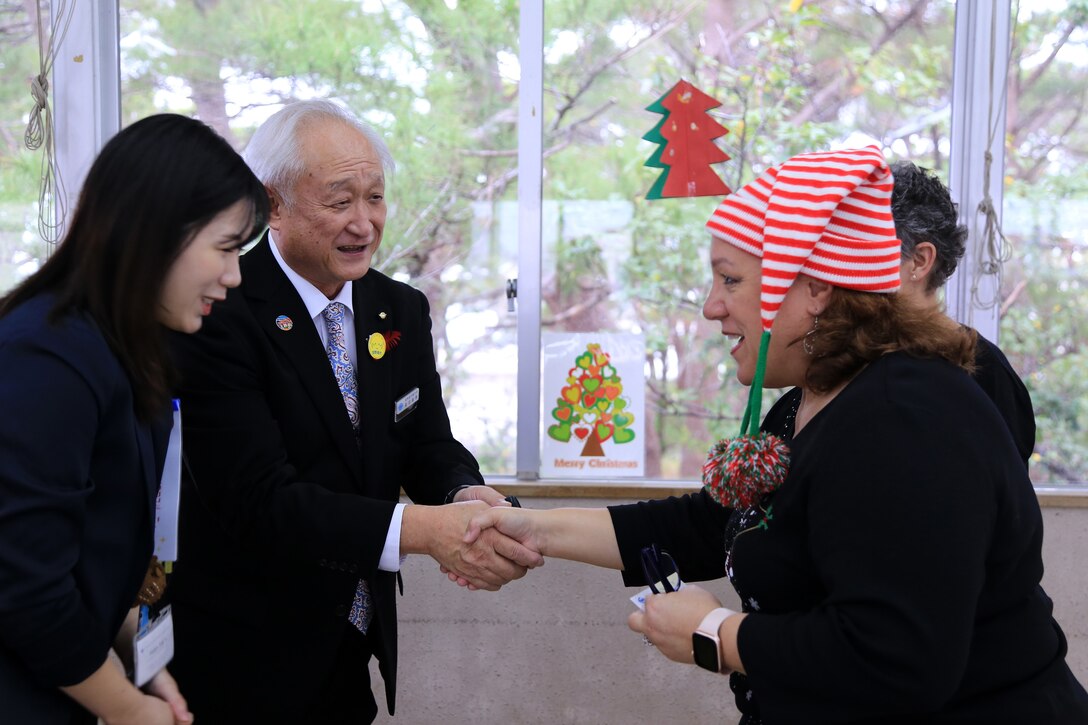 １２月１７日、宜野湾市社会福祉センターで第１９回宜野湾市母子寡婦福祉会主催のクリスマス会が開催されました。
そこで配られたおもちゃは米国防省教育部（DoDEA）クバサキ高校のJROTC（高校生に向けた予備役将校訓練課程）に所属するカデッツ（士官の候補生）たちが放課後や週末に海兵隊基地内のショッピングセンターで空箱の横に立ち、買い物客におもちゃの寄贈を促す「トイズ・フロム・カデッツ」で集められたものです。