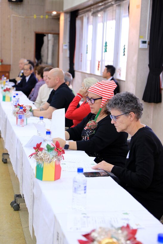 １２月１７日、宜野湾市社会福祉センターで第１９回宜野湾市母子寡婦福祉会主催のクリスマス会が開催されました。
そこで配られたおもちゃは米国防省教育部（DoDEA）クバサキ高校のJROTC（高校生に向けた予備役将校訓練課程）に所属するカデッツ（士官の候補生）たちが放課後や週末に海兵隊基地内のショッピングセンターで空箱の横に立ち、買い物客におもちゃの寄贈を促す「トイズ・フロム・カデッツ」で集められたものです。