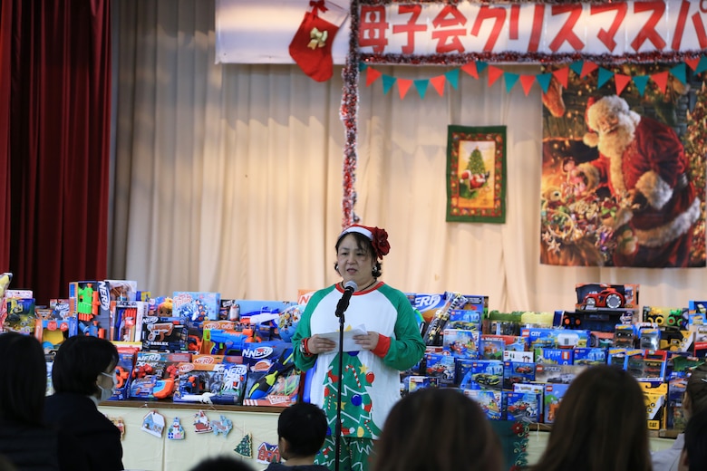 １２月１７日、宜野湾市社会福祉センターで第１９回宜野湾市母子寡婦福祉会主催のクリスマス会が開催されました。
そこで配られたおもちゃは米国防省教育部（DoDEA）クバサキ高校のJROTC（高校生に向けた予備役将校訓練課程）に所属するカデッツ（士官の候補生）たちが放課後や週末に海兵隊基地内のショッピングセンターで空箱の横に立ち、買い物客におもちゃの寄贈を促す「トイズ・フロム・カデッツ」で集められたものです。