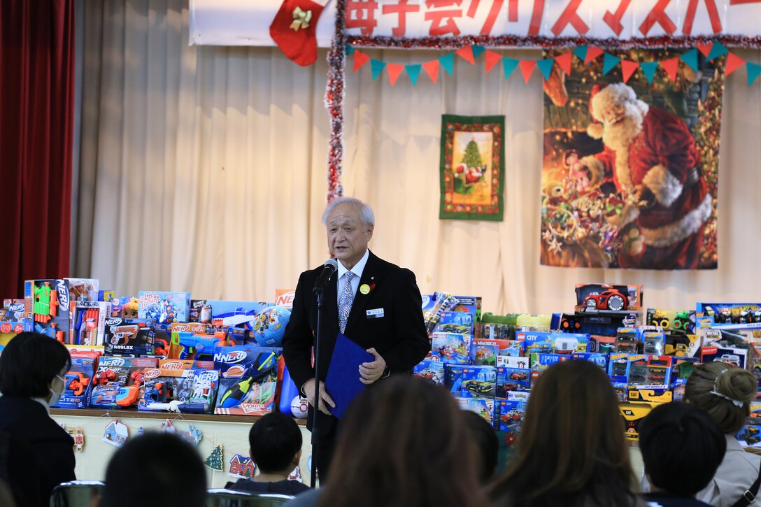 １２月１７日、宜野湾市社会福祉センターで第１９回宜野湾市母子寡婦福祉会主催のクリスマス会が開催されました。
そこで配られたおもちゃは米国防省教育部（DoDEA）クバサキ高校のJROTC（高校生に向けた予備役将校訓練課程）に所属するカデッツ（士官の候補生）たちが放課後や週末に海兵隊基地内のショッピングセンターで空箱の横に立ち、買い物客におもちゃの寄贈を促す「トイズ・フロム・カデッツ」で集められたものです。