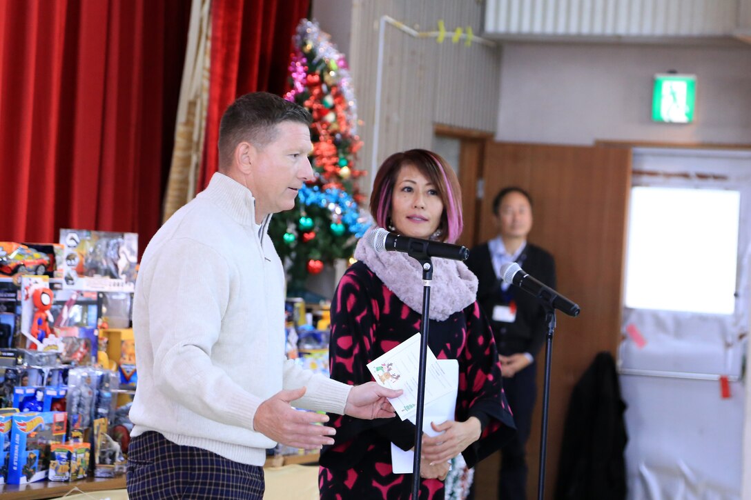 １２月１７日、宜野湾市社会福祉センターで第１９回宜野湾市母子寡婦福祉会主催のクリスマス会が開催されました。
そこで配られたおもちゃは米国防省教育部（DoDEA）クバサキ高校のJROTC（高校生に向けた予備役将校訓練課程）に所属するカデッツ（士官の候補生）たちが放課後や週末に海兵隊基地内のショッピングセンターで空箱の横に立ち、買い物客におもちゃの寄贈を促す「トイズ・フロム・カデッツ」で集められたものです。