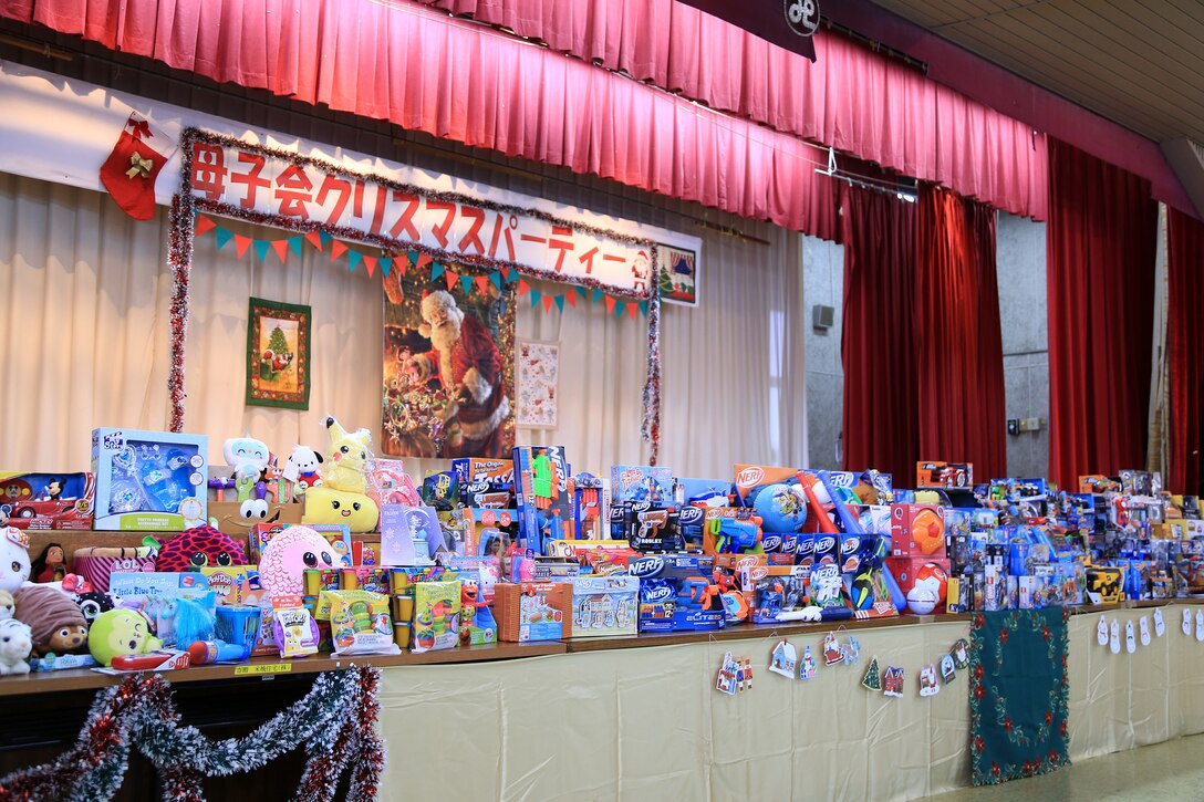 １２月１７日、宜野湾市社会福祉センターで第１９回宜野湾市母子寡婦福祉会主催のクリスマス会が開催されました。
そこで配られたおもちゃは米国防省教育部（DoDEA）クバサキ高校のJROTC（高校生に向けた予備役将校訓練課程）に所属するカデッツ（士官の候補生）たちが放課後や週末に海兵隊基地内のショッピングセンターで空箱の横に立ち、買い物客におもちゃの寄贈を促す「トイズ・フロム・カデッツ」で集められたものです。