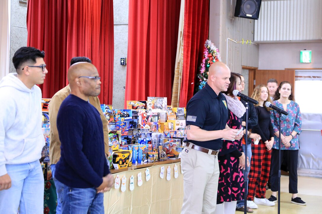 １２月１７日、宜野湾市社会福祉センターで第１９回宜野湾市母子寡婦福祉会主催のクリスマス会が開催されました。
そこで配られたおもちゃは米国防省教育部（DoDEA）クバサキ高校のJROTC（高校生に向けた予備役将校訓練課程）に所属するカデッツ（士官の候補生）たちが放課後や週末に海兵隊基地内のショッピングセンターで空箱の横に立ち、買い物客におもちゃの寄贈を促す「トイズ・フロム・カデッツ」で集められたものです。