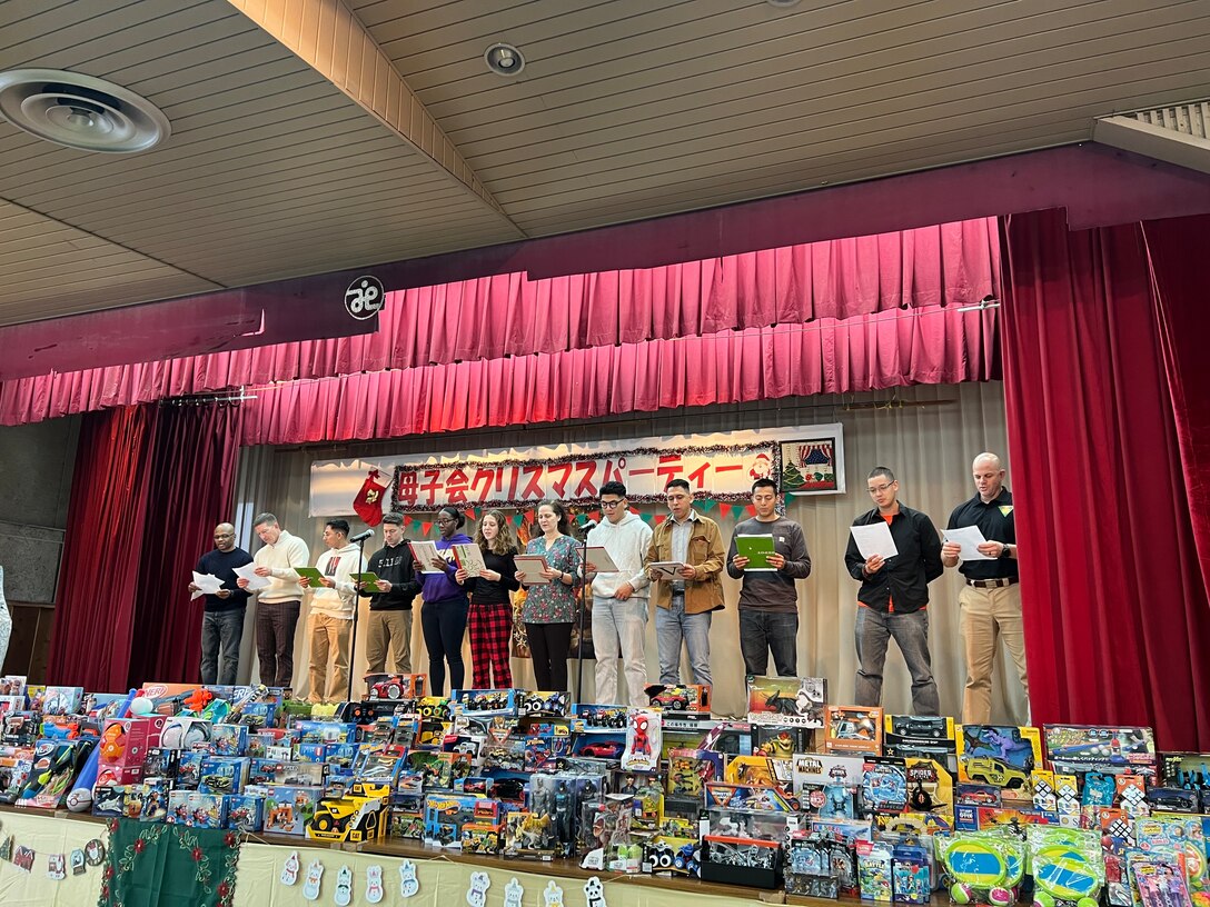 １２月１７日、宜野湾市社会福祉センターで第１９回宜野湾市母子寡婦福祉会主催のクリスマス会が開催されました。そこで配られたおもちゃは米国防省教育部（DoDEA）クバサキ高校のJROTC（高校生に向けた予備役将校訓練課程）に所属するカデッツ（士官の候補生）たちが放課後や週末に海兵隊基地内のショッピングセンターで空箱の横に立ち、買い物客におもちゃの寄贈を促す「トイズ・フロム・カデッツ」で集められたものです。