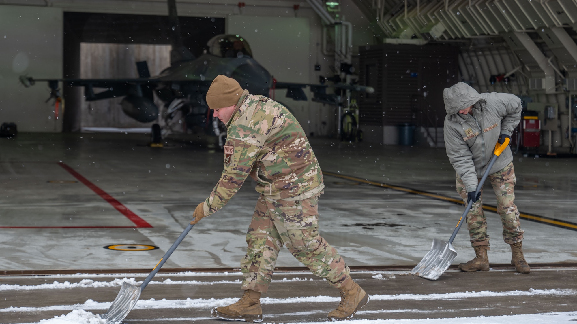 Airmen battle ice, snow to ensure readiness > Air Force > Display