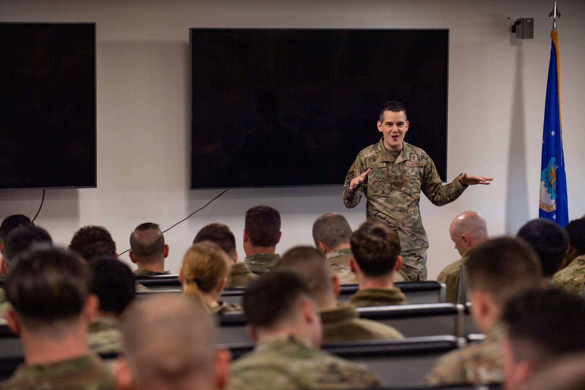 A chaplain gives a brief to deployers that recently returned home