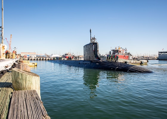 The Virginia-class fast-attack submarine USS Washington (SSN 787) prepares to moor pierside during the boat’s homecoming at Naval Station Norfolk, Dec. 15, 2023.