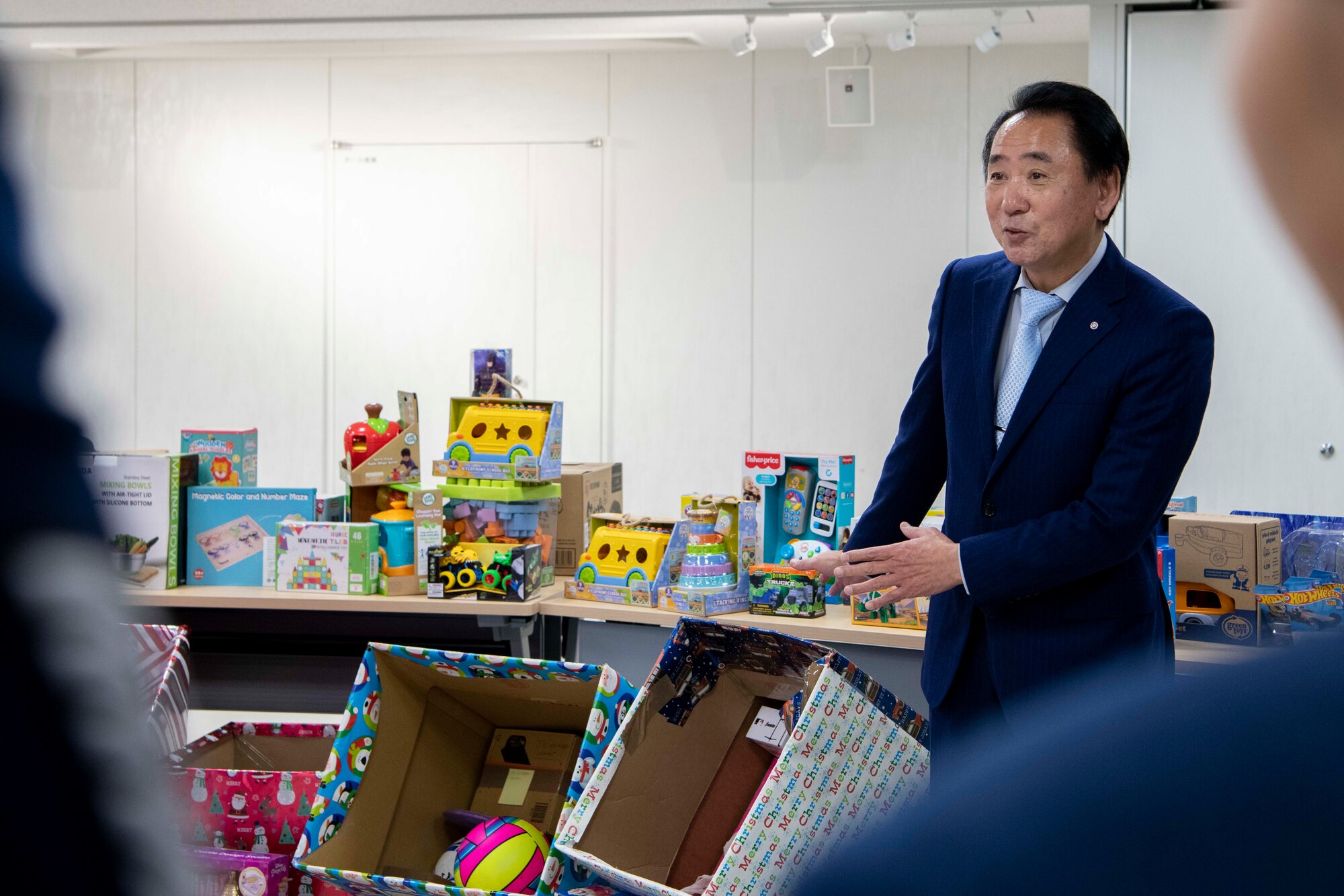 The Mizuho town mayor points towards gifts.