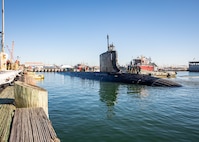 The Virginia-class fast-attack submarine USS Washington (SSN 787) prepares to moor pierside during the boat’s homecoming at Naval Station Norfolk, Dec. 15, 2023.