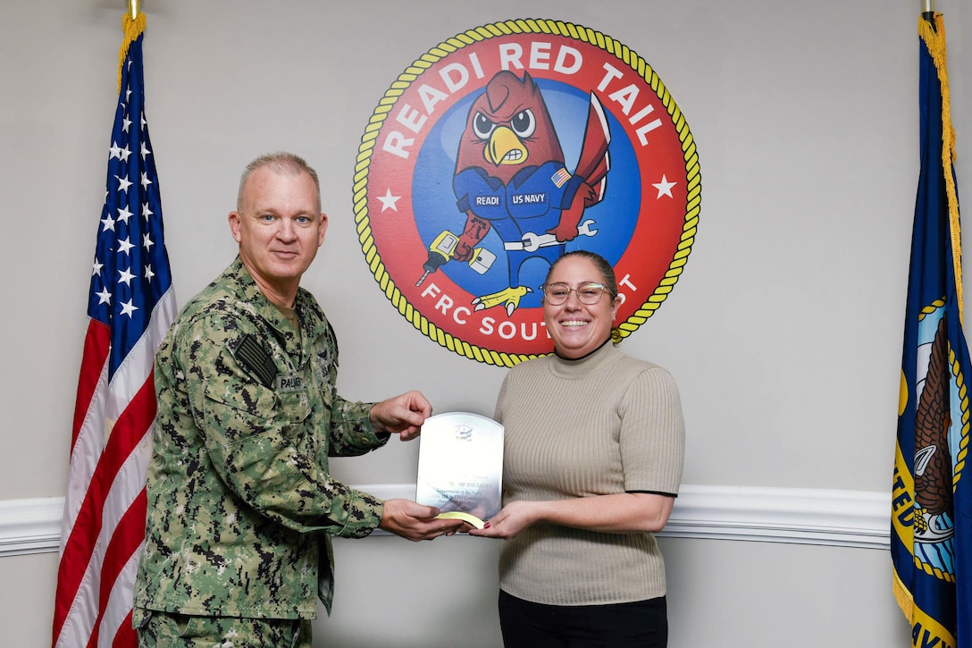 231206-N-DG679-1004
JACKSONVILLE, Fla. (Dec. 6, 2023) Fleet Readiness Center Southeast’s (FRCSE) Commanding Officer Capt. Al Palmer presents Laura Todd, FRCSE’s Workers’ Compensation Specialist with the 2022 Department of the Navy (DON) Rising Star – Human Resources Specialist Award. The Rising Star Award is given by the DON’s HR and Equal Employment Opportunity (EEO) community annually to only one recipient.