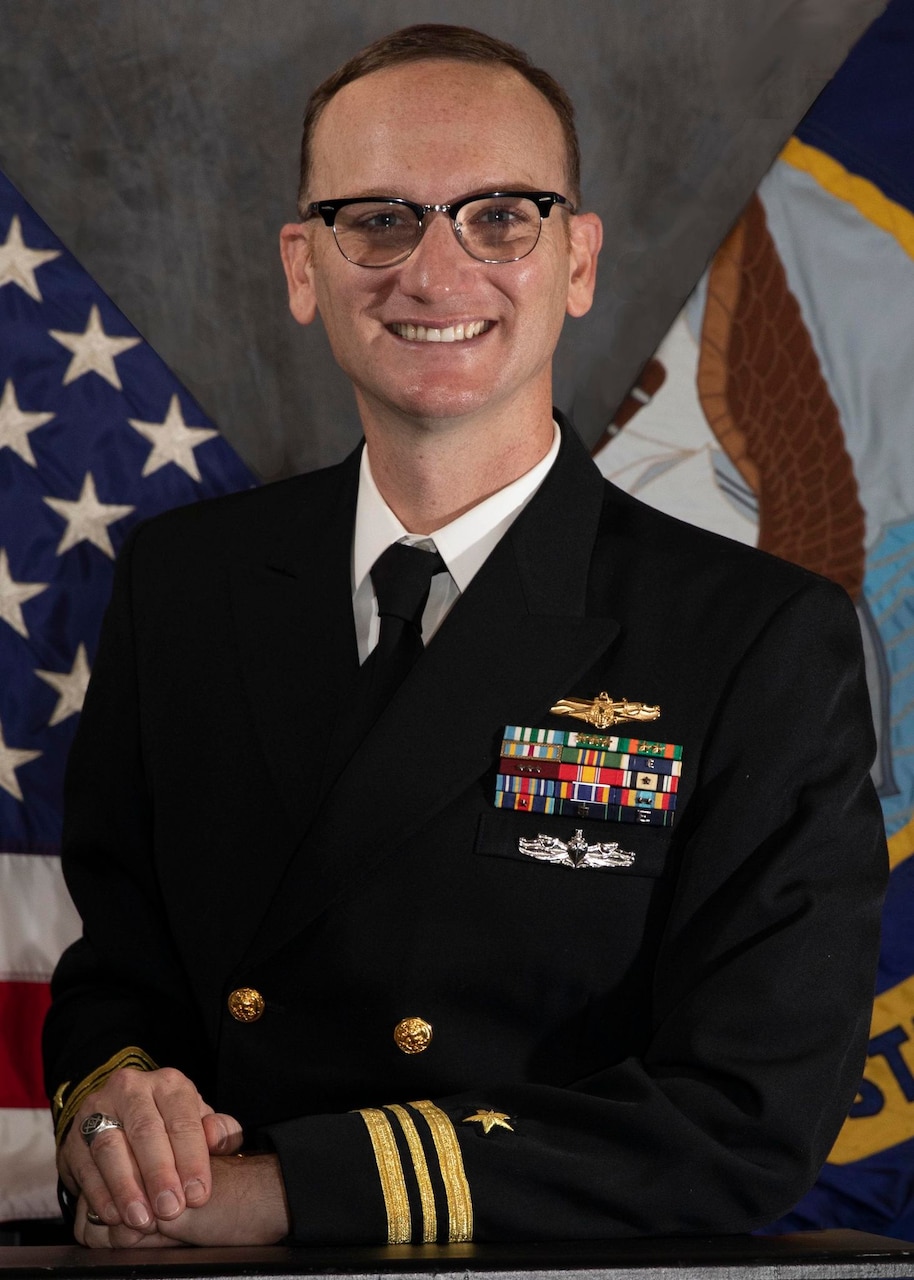 Lt Cmdr Christopher R Jennings Officer In Charge Naval Computer