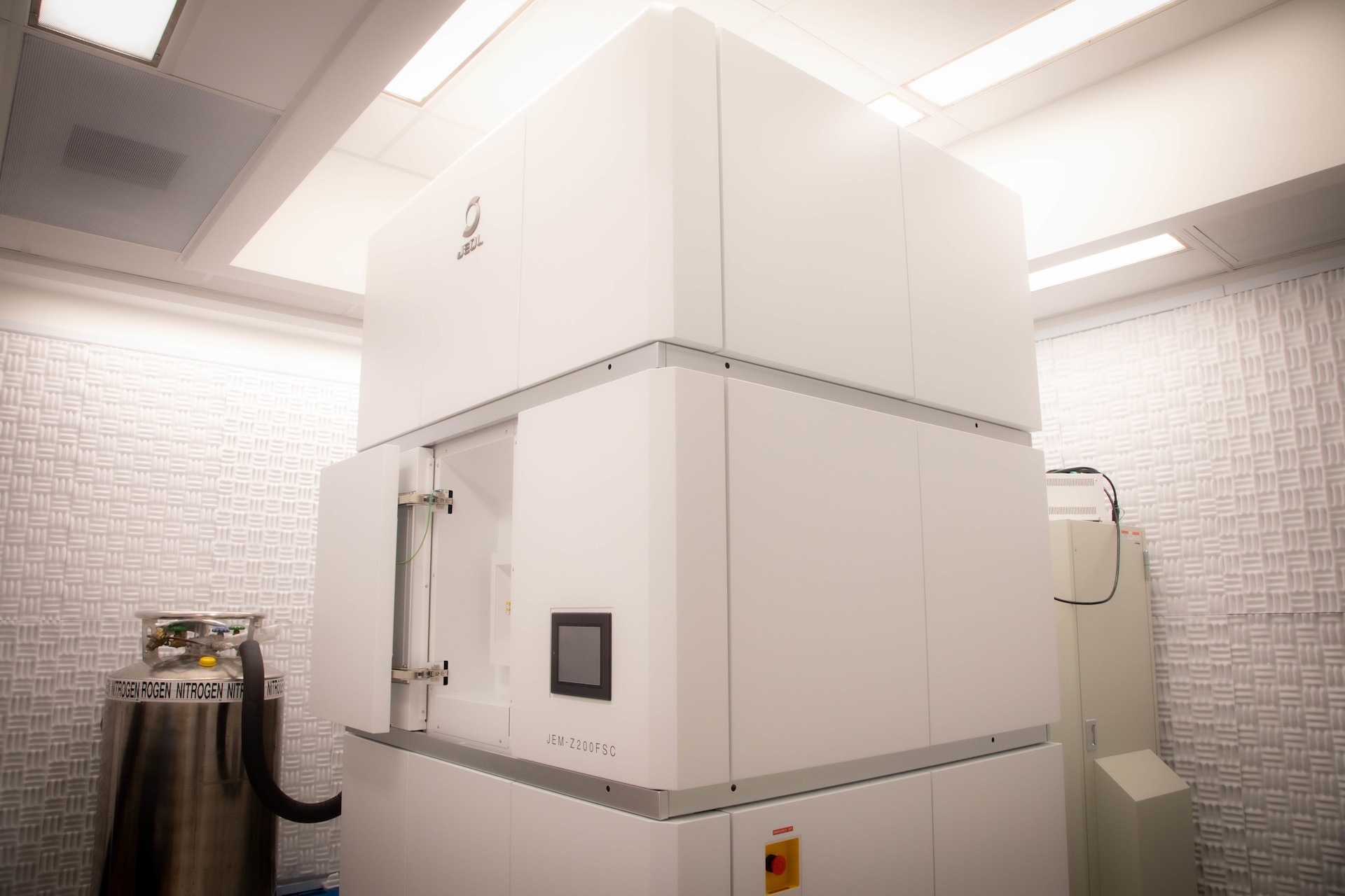 WRAIR cryogenic electron microscope