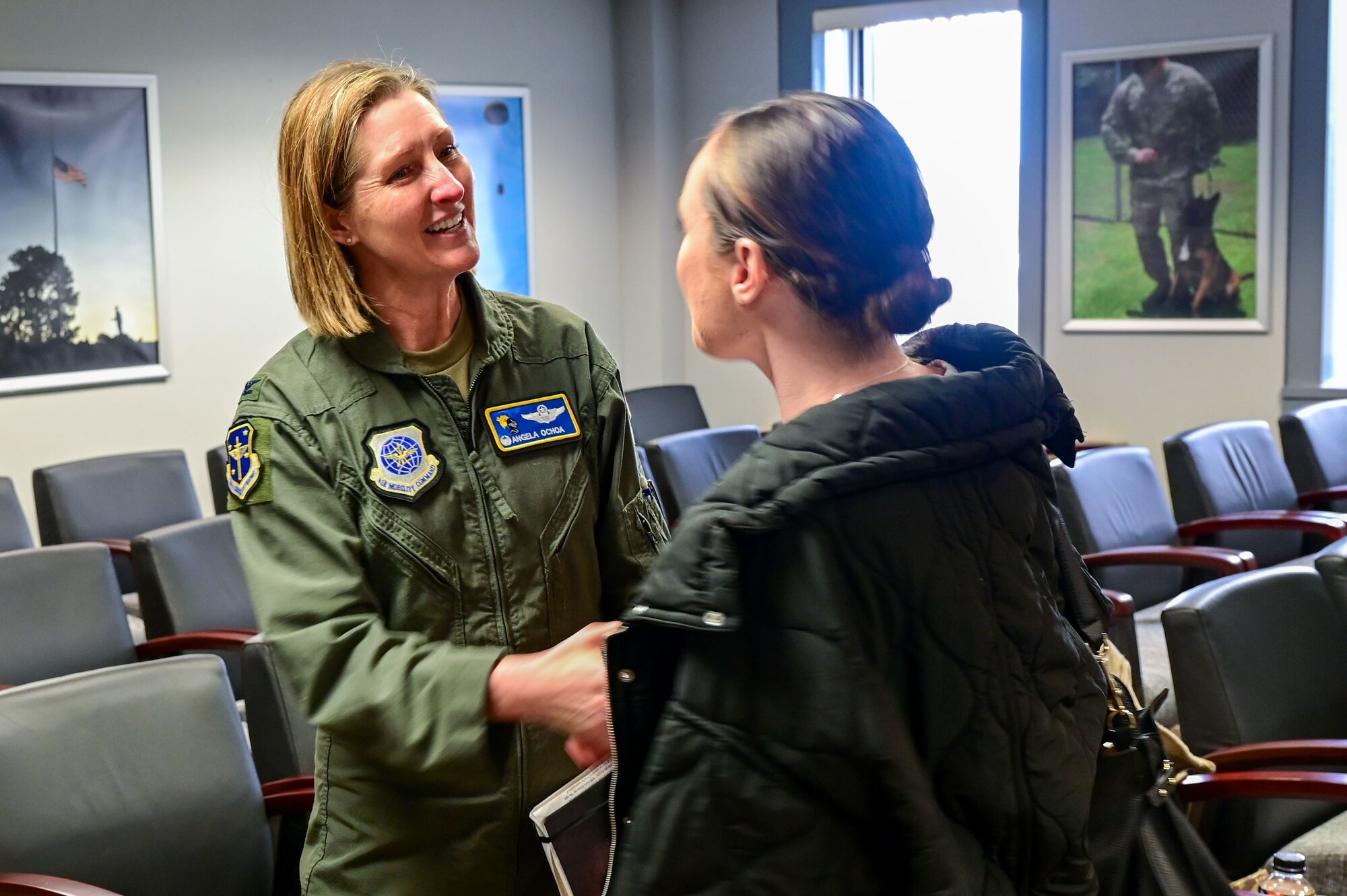 Base commander shakes hands with a member of the Royal New Zealand Air Force.