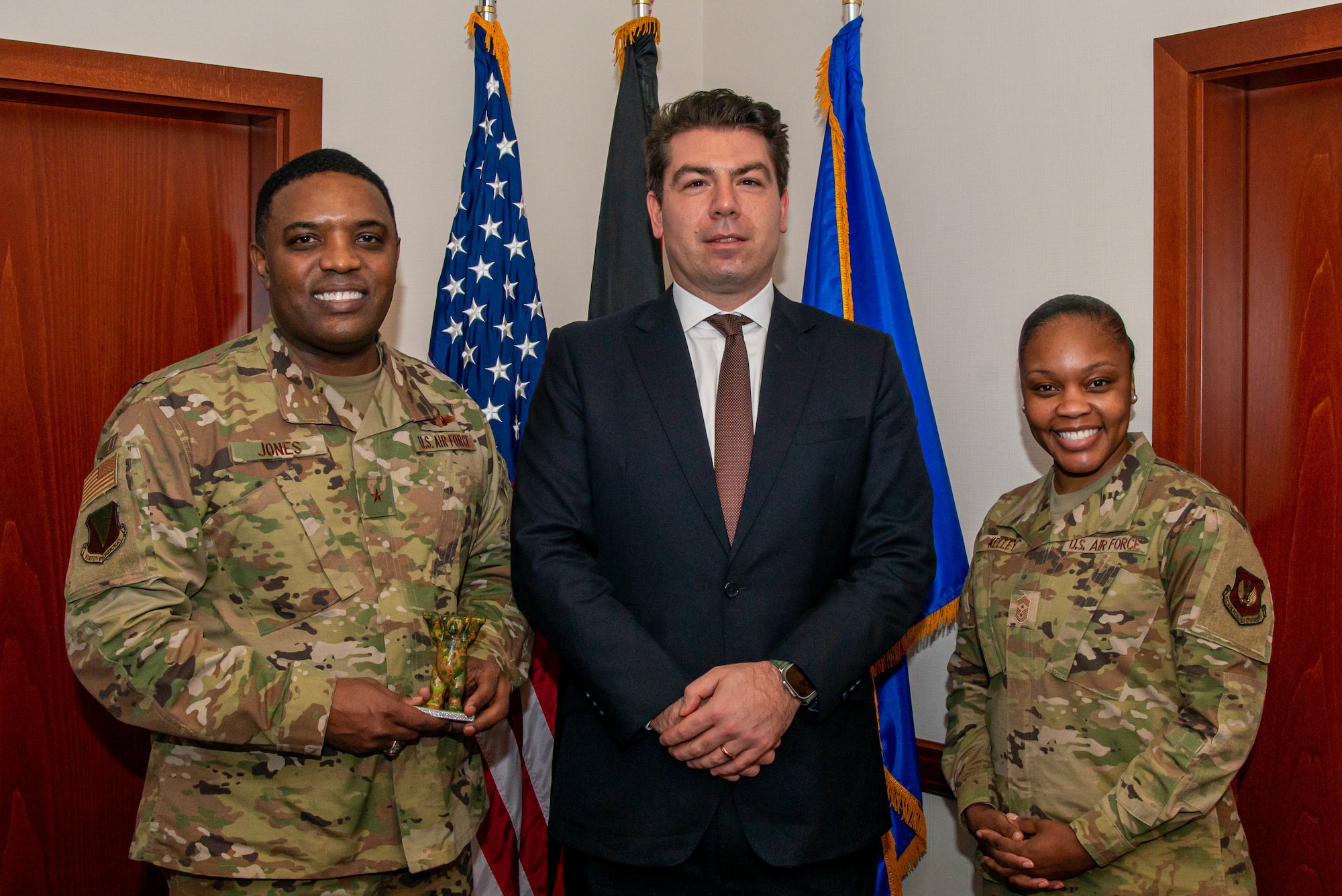 86 airlift wing leadership stands with Thomas Hitschler