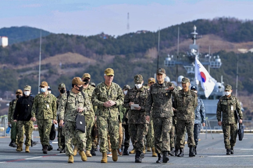 U.S. sailors tour South Korean Amphibious Assault Ship.
