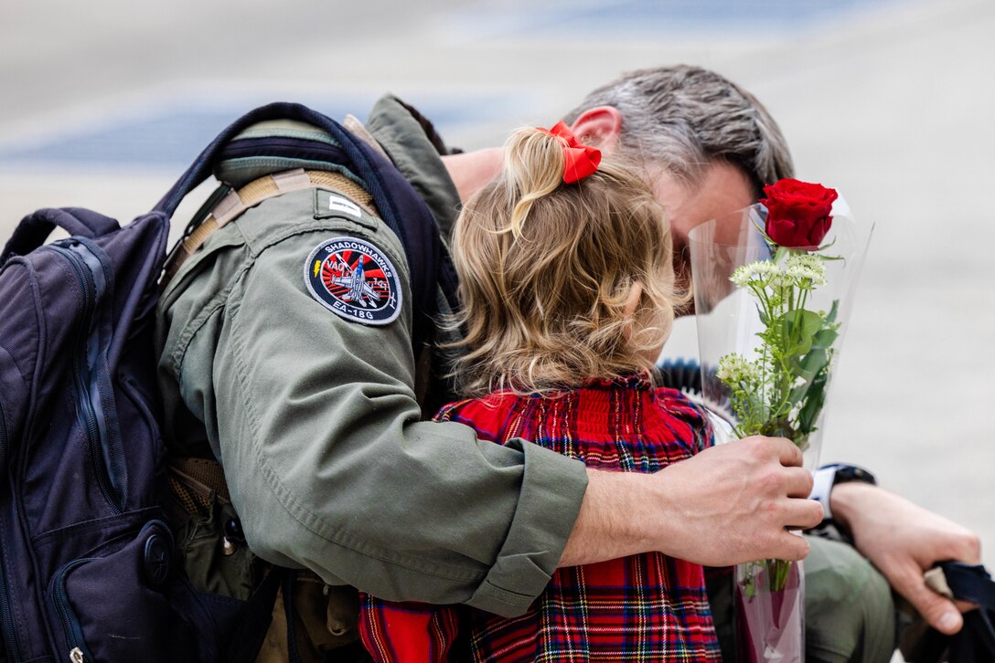 2022年12月9日、第5空母航空団（CVW-5）の米海軍パイロットが米海兵隊岩国航空基地に帰還した。CVW-5は、米海軍航空母艦ロナルド・レーガン（CVN-76）での展開を終えて帰還し、自由で開かれたインド太平洋を支援するために航空戦力の投射を実施した。（写真：レイモンド・トン伍長）