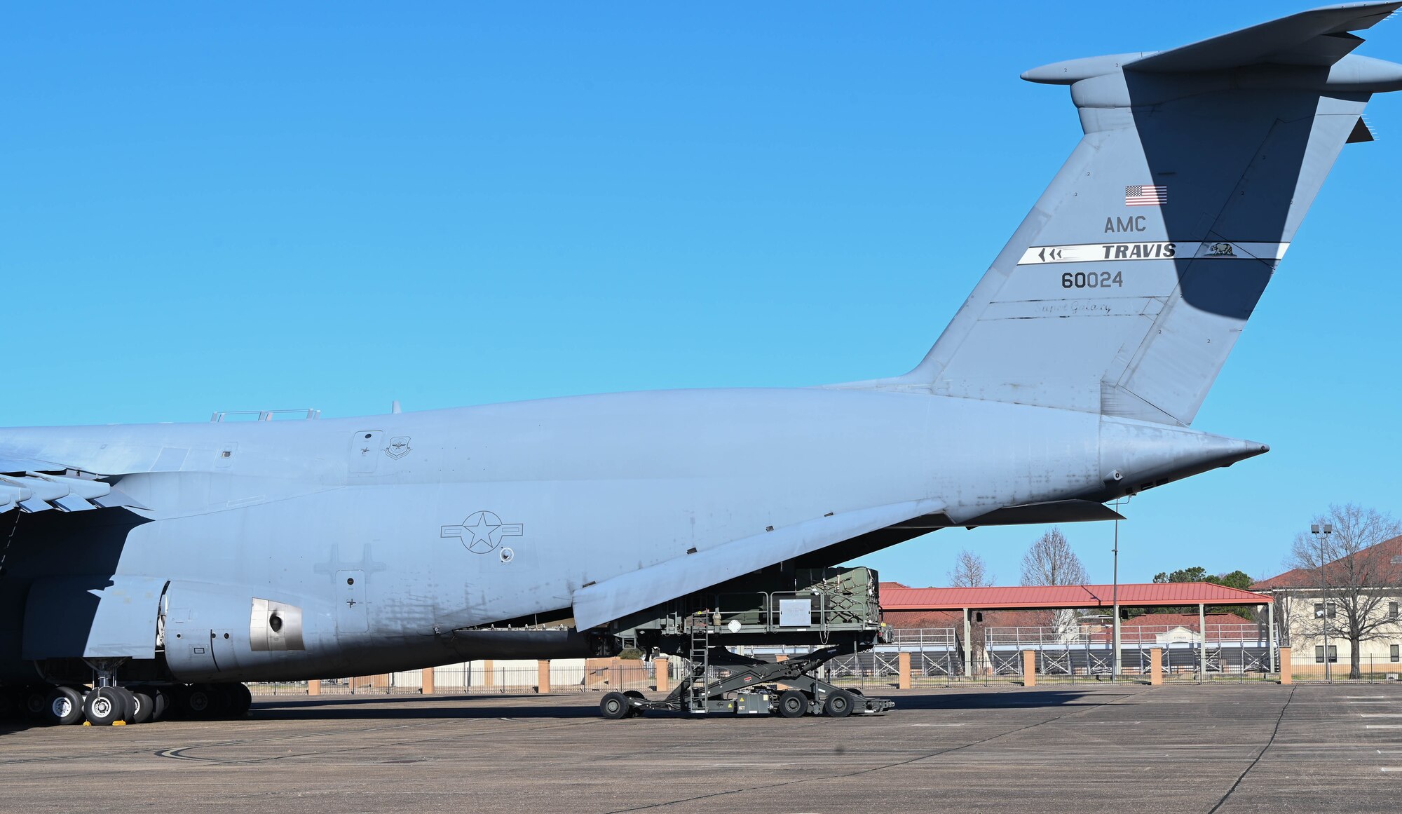 people load an aircraft