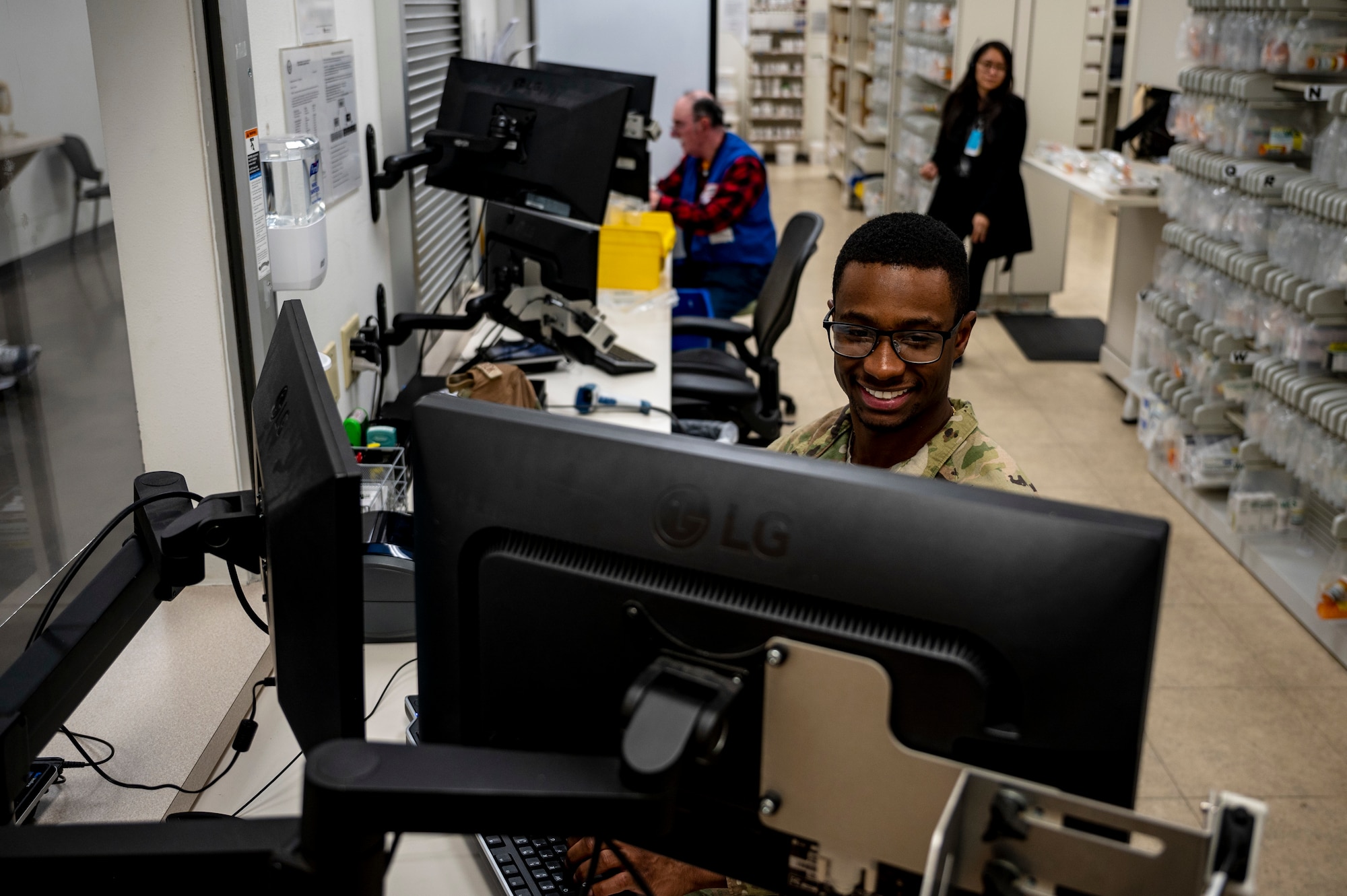 Airman fills prescriptions.