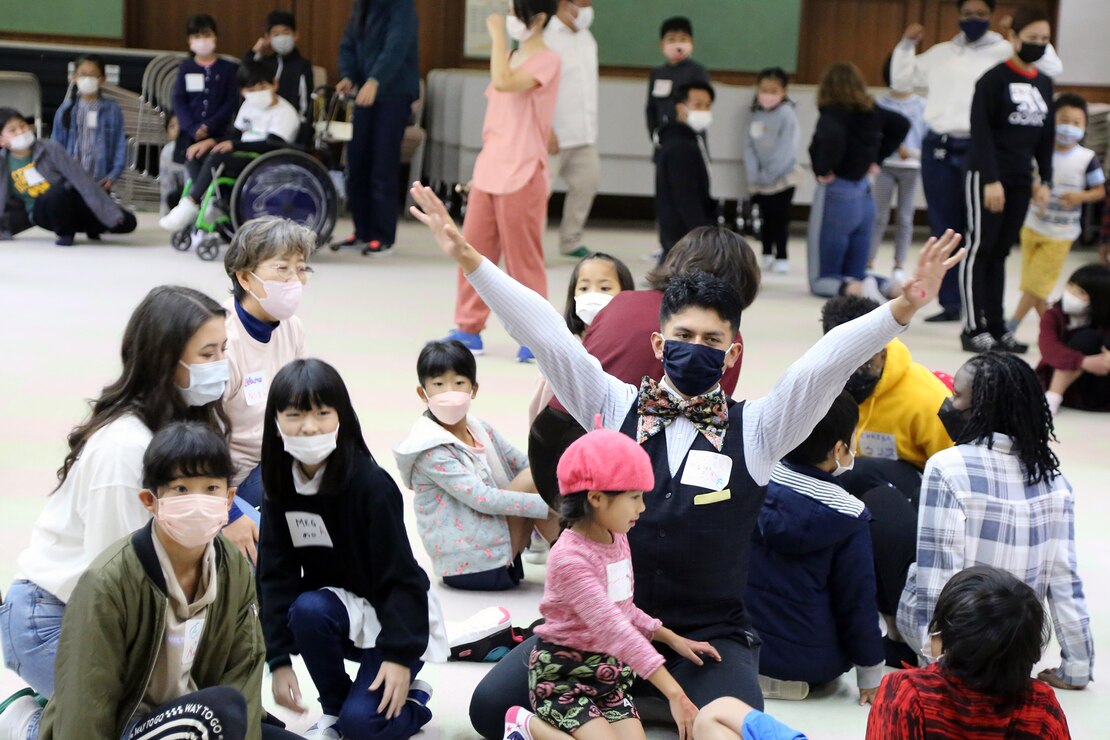 海兵隊キャンプ・シュワブ所属の海兵隊の兵士２０名ほどが、２月５日に沖縄県立名護青少年の家で開催された小学生英語学習体験のボランティアとして参加しました。
体験学習には市内の小学校から集まった小学１年から３年生までの児童４５名ほどが参加しました。