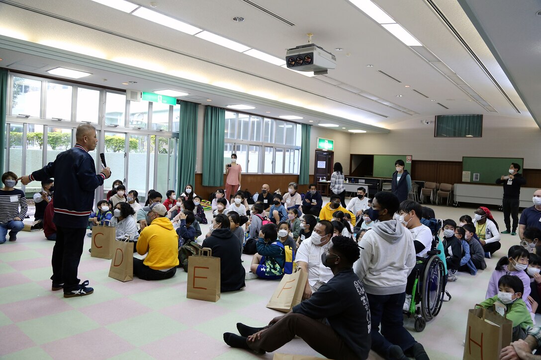 海兵隊キャンプシュワブ所属の海兵隊の兵士２０名ほどが、２月５日に沖縄県立名護青少年の家で開催された小学生英語学習体験のボランティアとして参加しました。
体験学習には市内の小学校から集まった小学１年から３年生までの児童４５名ほどが参加しました。