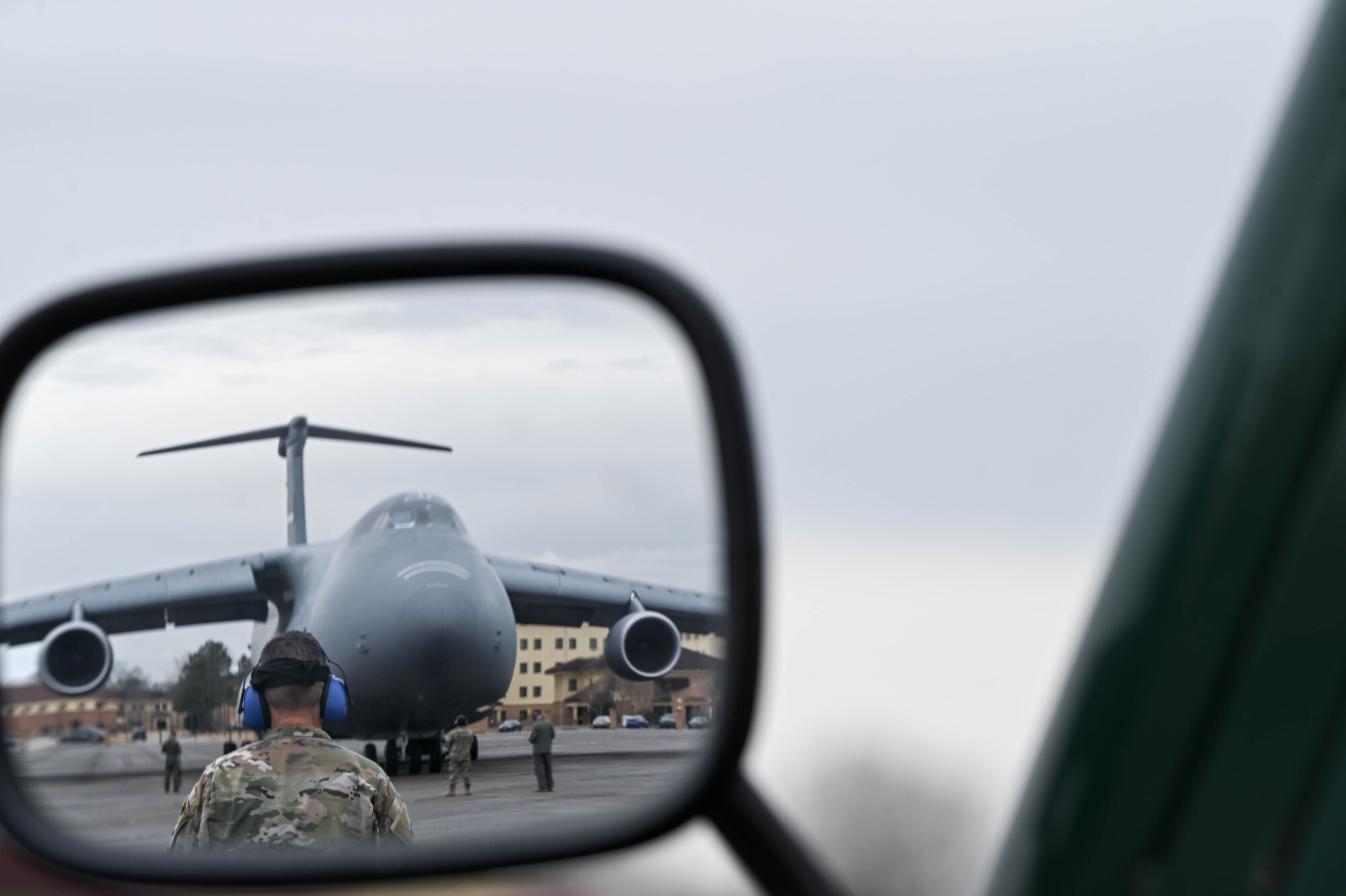 people load an aircraft