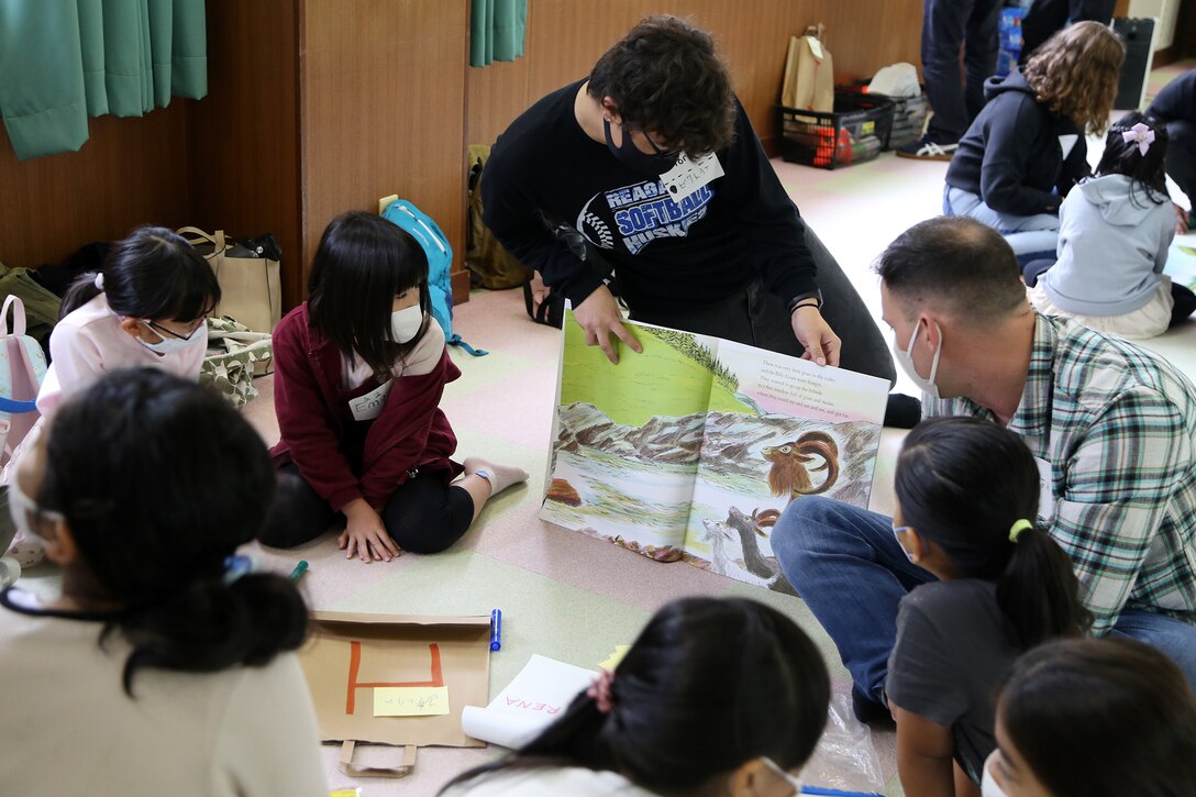 海兵隊キャンプシュワブ所属の海兵隊の兵士２０名ほどが、２月５日に沖縄県立名護青少年の家で開催された小学生英語学習体験のボランティアとして参加しました。体験学習には市内の小学校から集まった小学１年から３年生までの児童４５名ほどが参加しました。