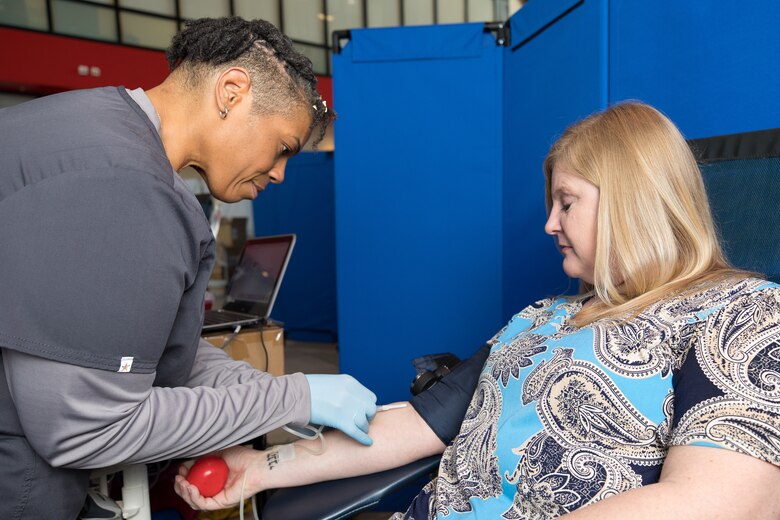 Shawniece Walker, with Mississippi Blood Services, prepares Kelly Mitchell of the U.S. Army Engineer Research and Development Center.