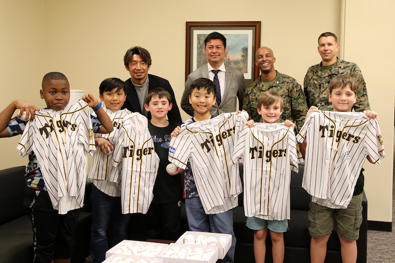 元阪神タイガースの鳥谷敬氏と元広島東洋カープの比嘉寿光氏が沖縄県浦添市にある海兵隊キャンプ・キンザー基地内のキンザー小学校に通う野球少年たちとの交流会を行いました。