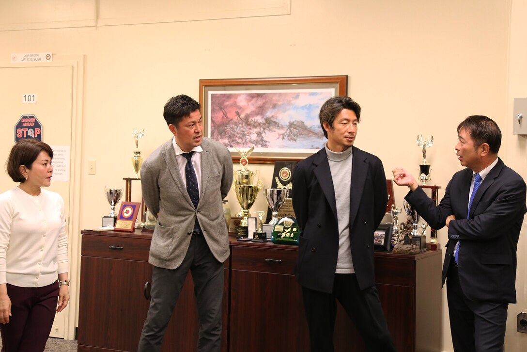 元阪神タイガースの鳥谷敬氏と元広島東洋カープの比嘉寿光氏が沖縄県浦添市にある海兵隊キャンプ・キンザー基地内のキンザー小学校に通う野球少年たちとの交流会を行いました。