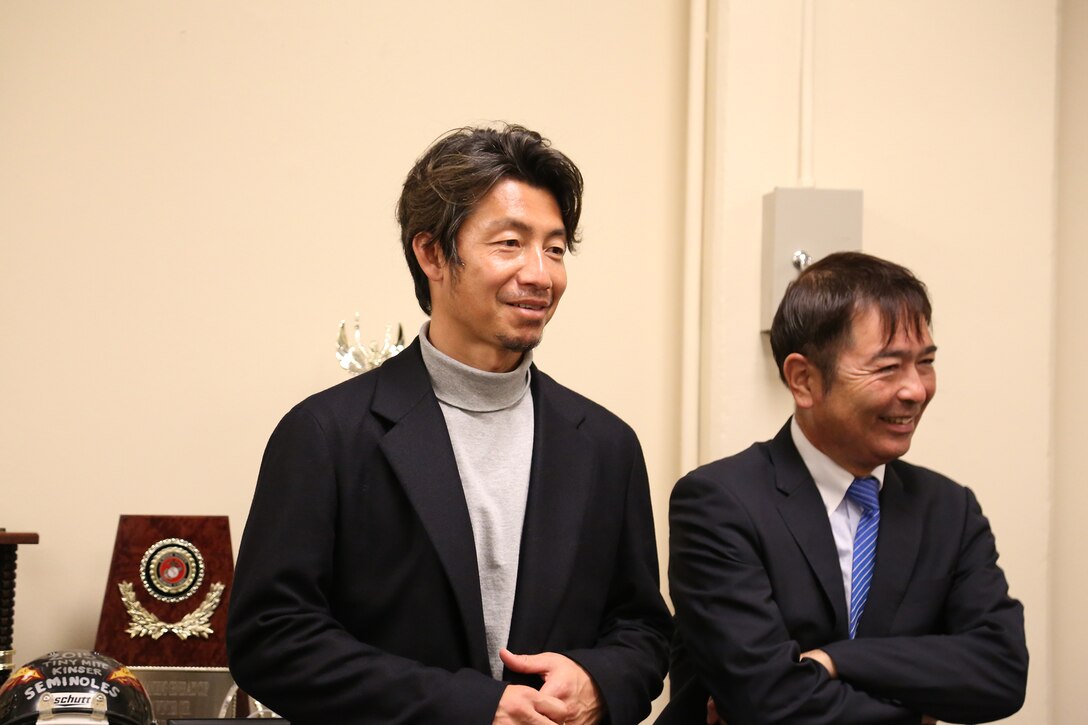 元阪神タイガースの鳥谷敬氏と元広島東洋カープの比嘉寿光氏が沖縄県浦添市にある海兵隊キャンプ・キンザー基地内のキンザー小学校に通う野球少年たちとの交流会を行いました。