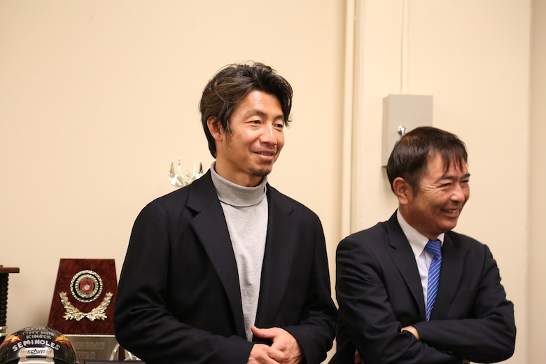 元阪神タイガースの鳥谷敬氏と元広島東洋カープの比嘉寿光氏が沖縄県浦添市にある海兵隊キャンプ・キンザー基地内のキンザー小学校に通う野球少年たちとの交流会を行いました。