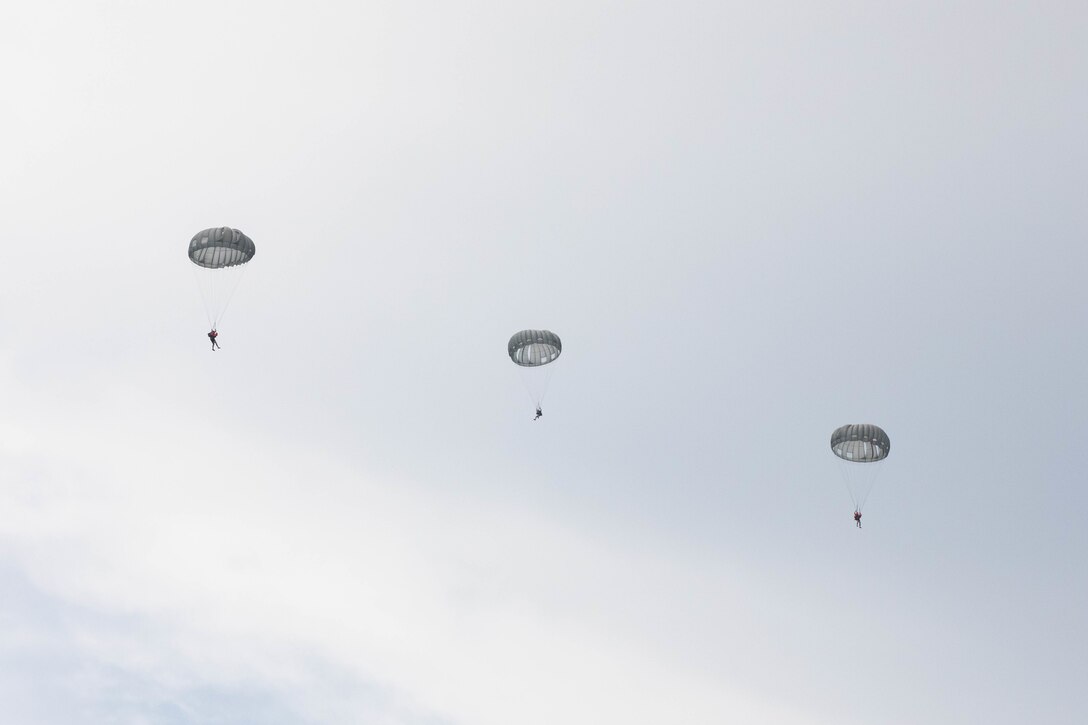 Soldiers of the 20th Special Forces Group Military Intelligence Company (MICO) conducted a water jump at Green River Lake near Campbellsville, KY, Aug. 6, 2022. The jump was conducted to enhance the company’s proficiency in conducting airborne operations that require a water landing. (U.S. Army National Guard photo by Spc. Caleb Sooter)