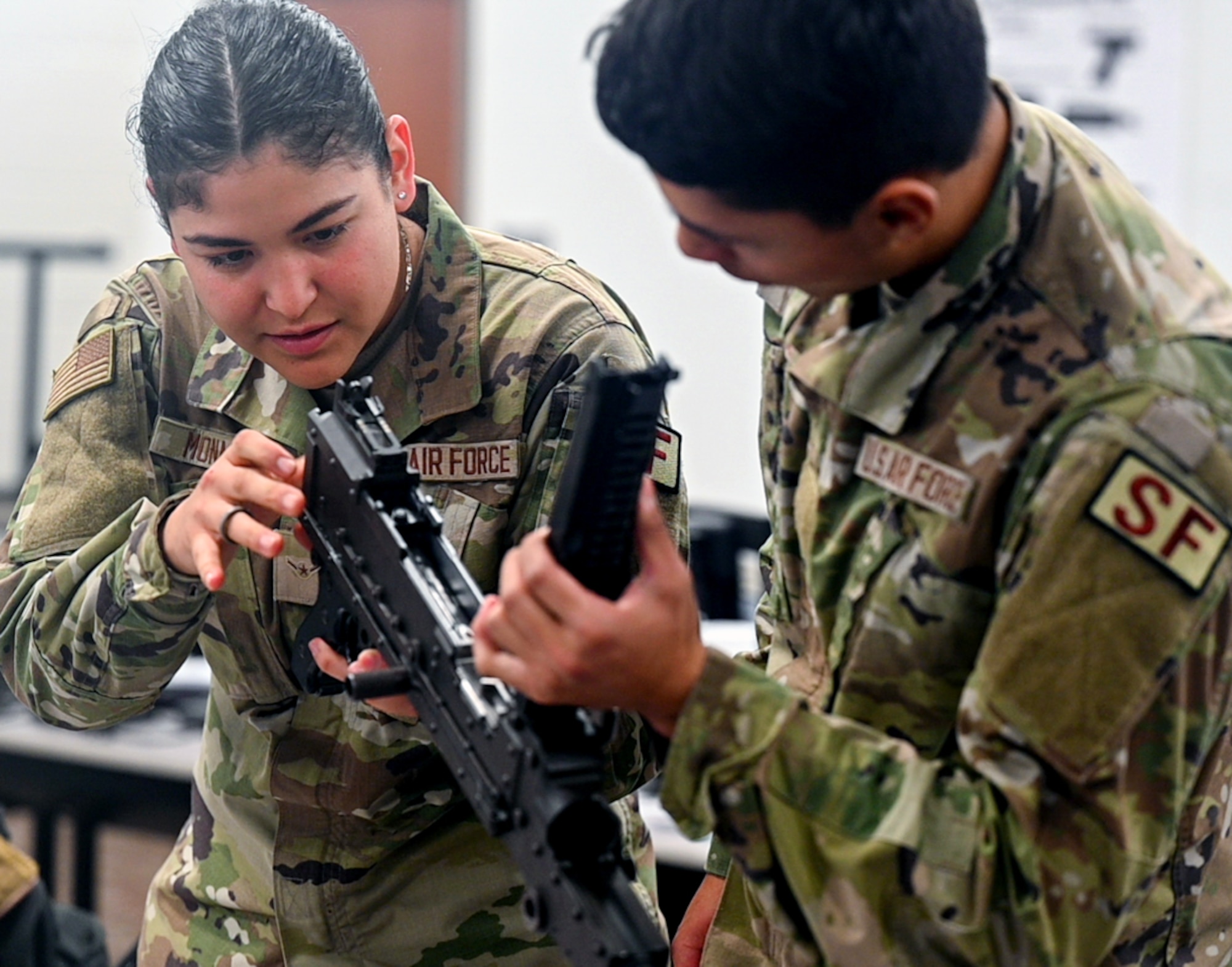 Students train with M240 B medium weight machine gun at JBSA-Lackland