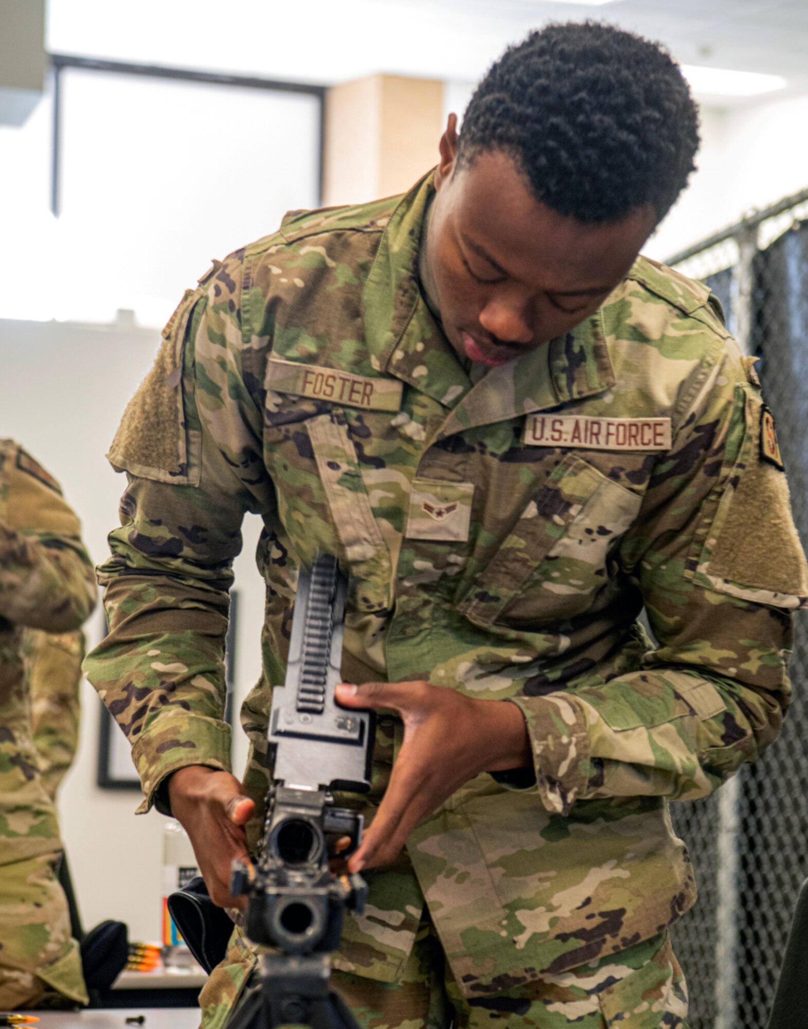 Students train with M240 B medium weight machine gun at JBSA-Lackland